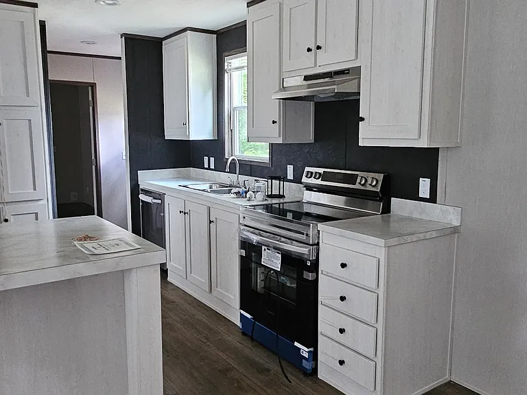 941 Denman St — Photo 3