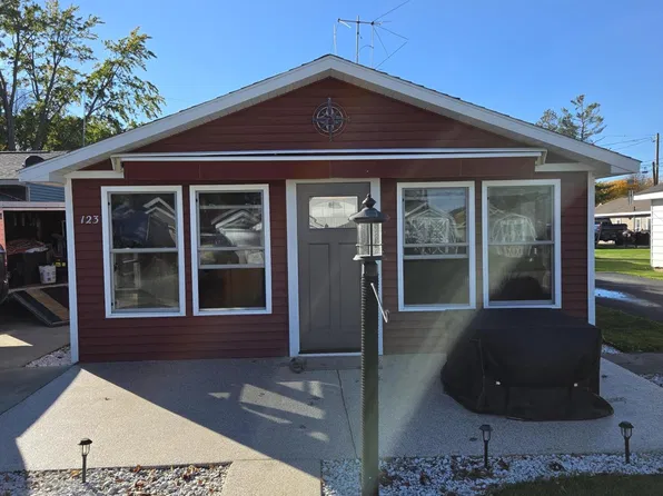123 Wickham Ave, Houghton Lake, MI 48629