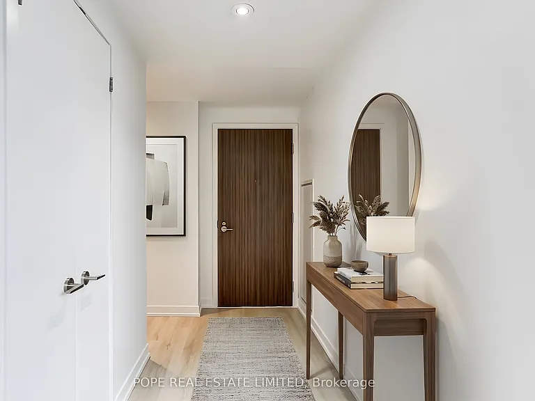 560 King St W #726 — Photo 3