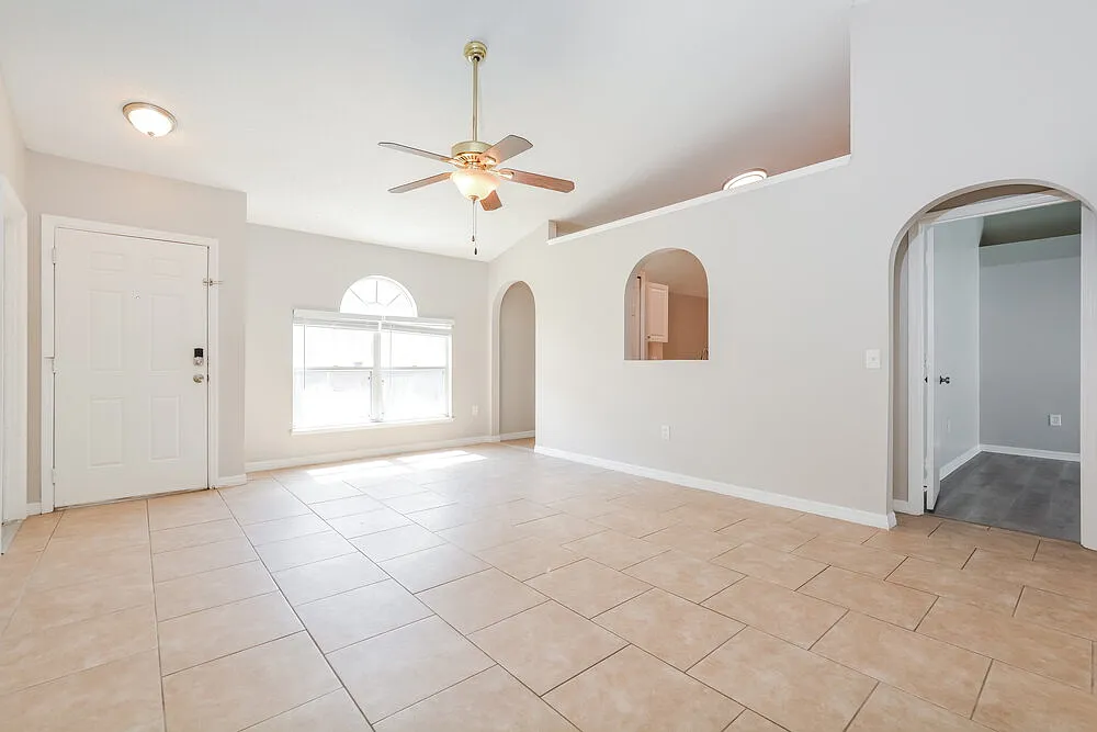 3 bed, 2.0 bath, 1292 sqft, $2,535 — Photo 4