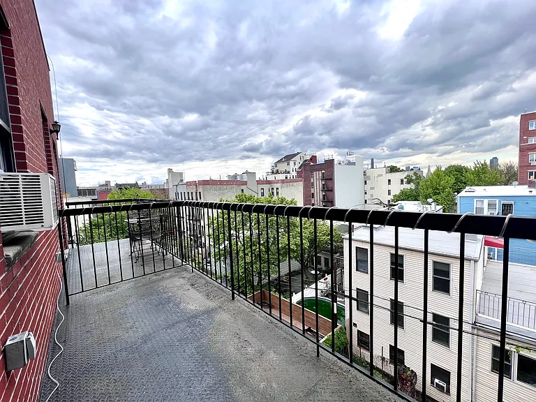 243 16th St #4R — Photo 3