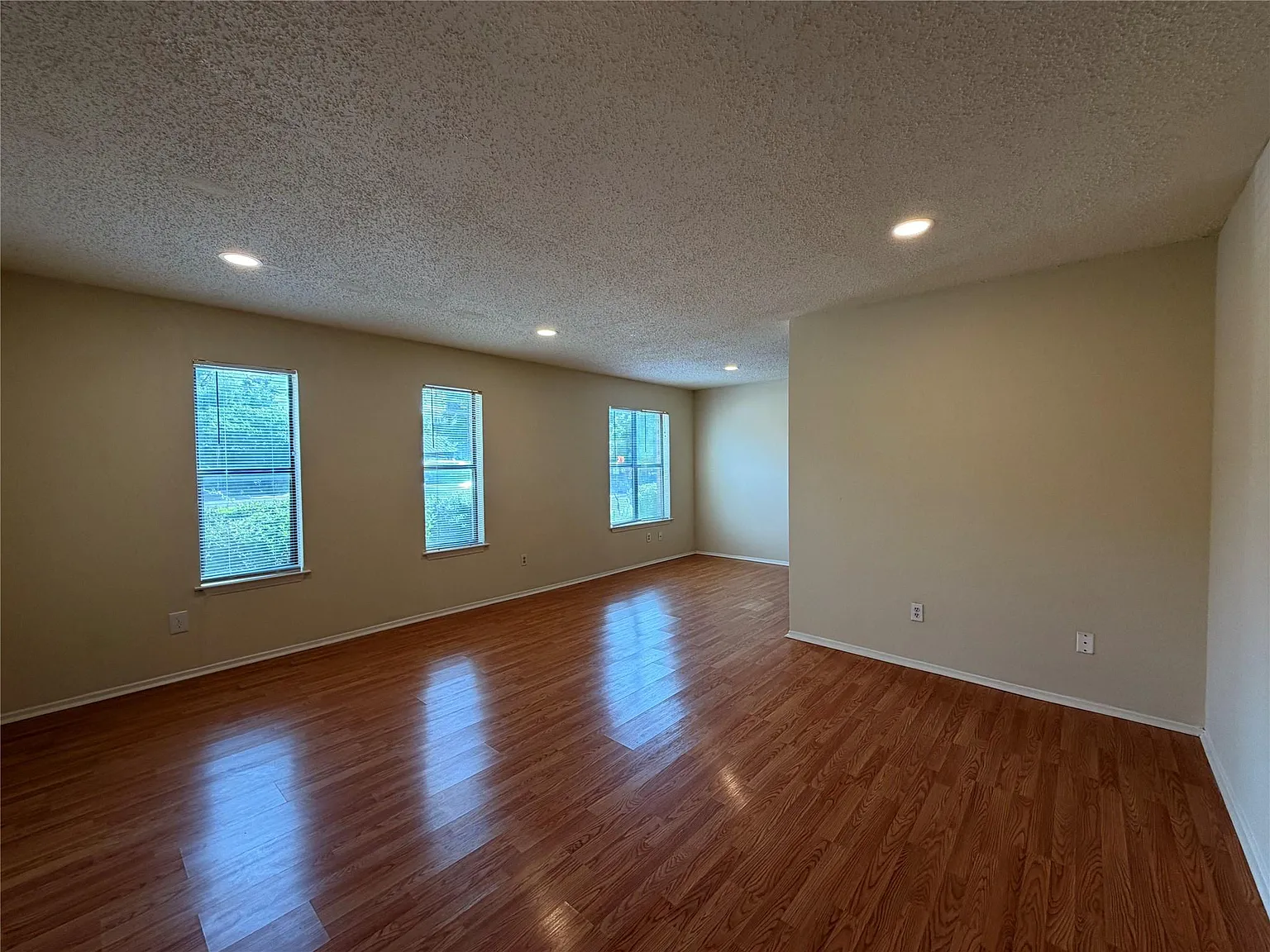 1 bed, 1.0 bath, 700 sqft, $850 — Photo 2