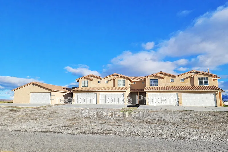 3 bed, 2.5 bath, 1221 sqft, $1,441 — Photo 2