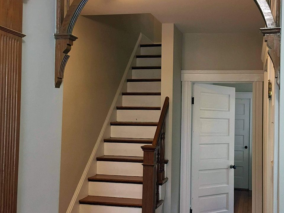 Staircase to upstairs bdrm