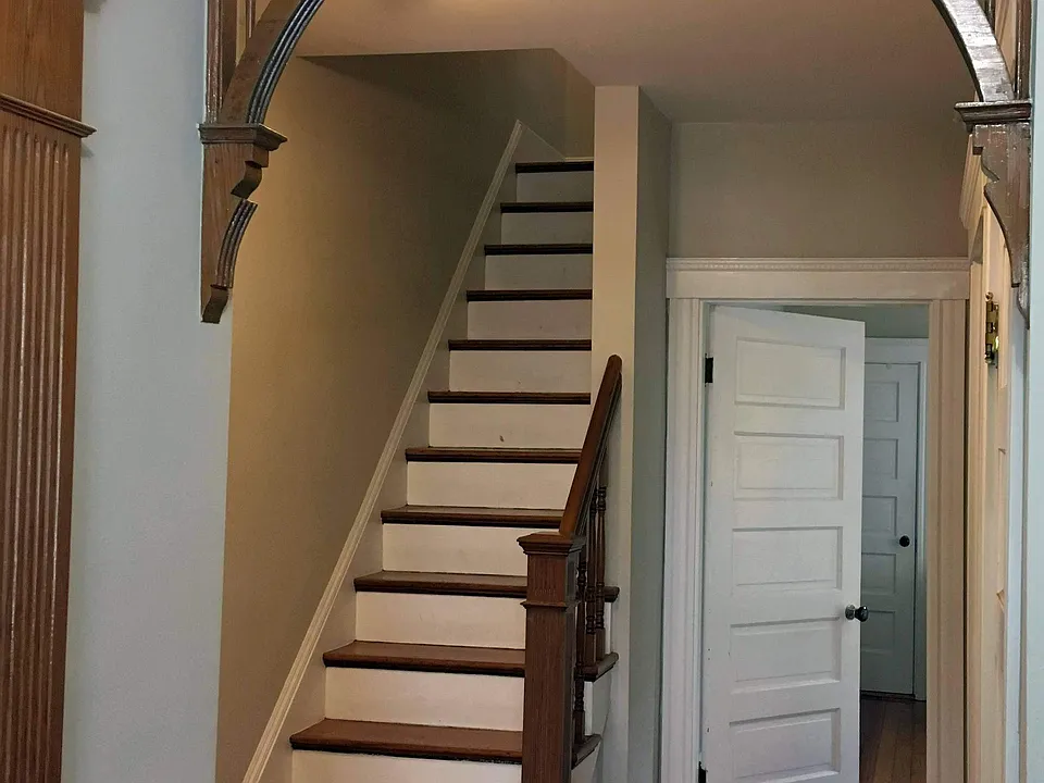 Staircase to upstairs bdrm