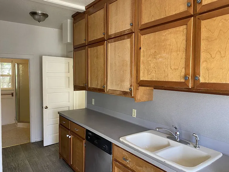 719 NE 10th St — Photo 9