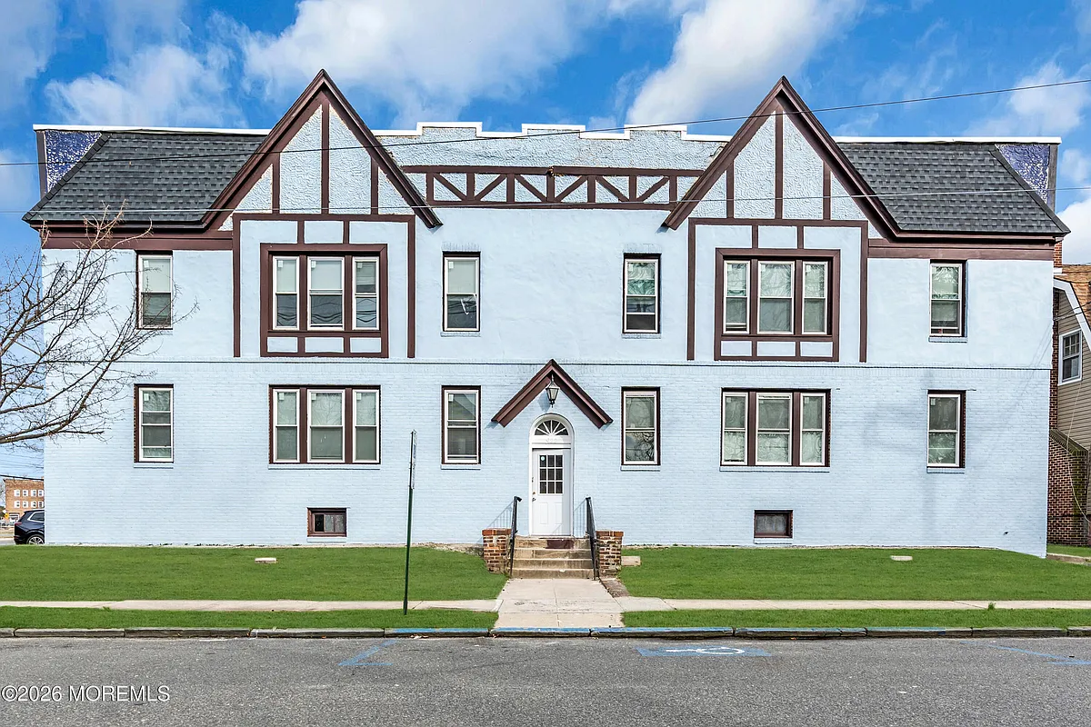 Building Photo - 922 4th Ave #2B