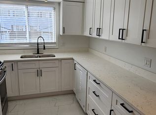547 W Park Ave APT D, Libertyville, IL 60048