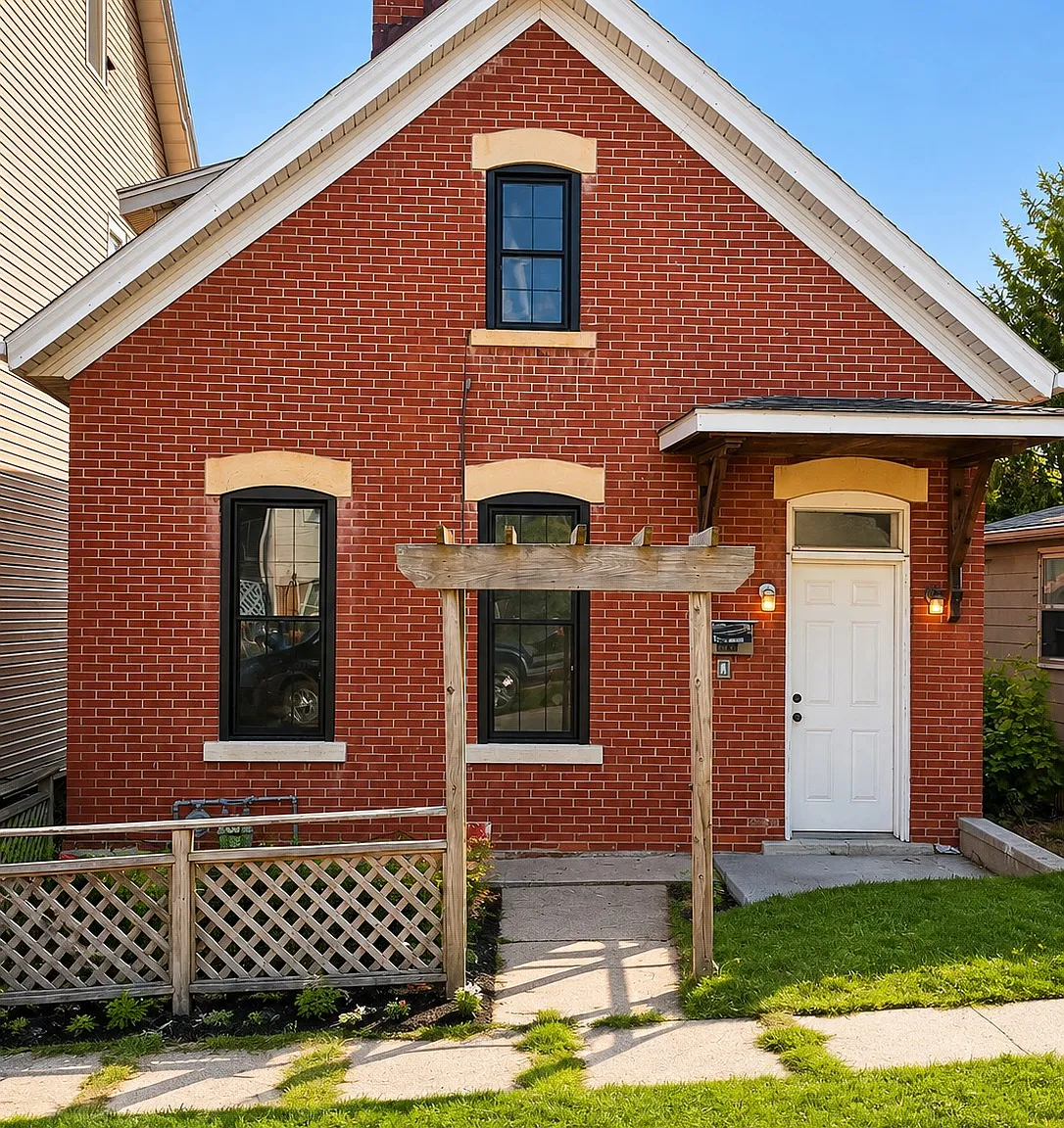 2415 Queen St — Photo 1