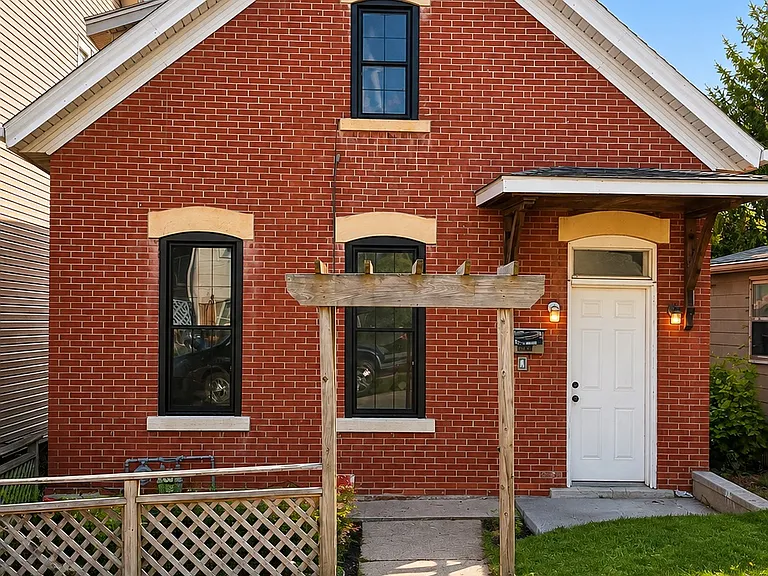 2415 Queen St — Photo 1