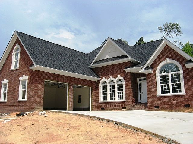 3BR/3BA brick home