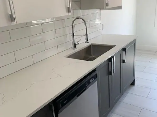 989 W 20th Ave #201, Vancouver, BC V5Z 1Y4