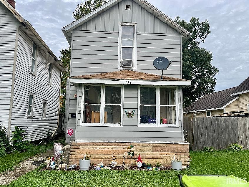 1st image of 611 Mayne St