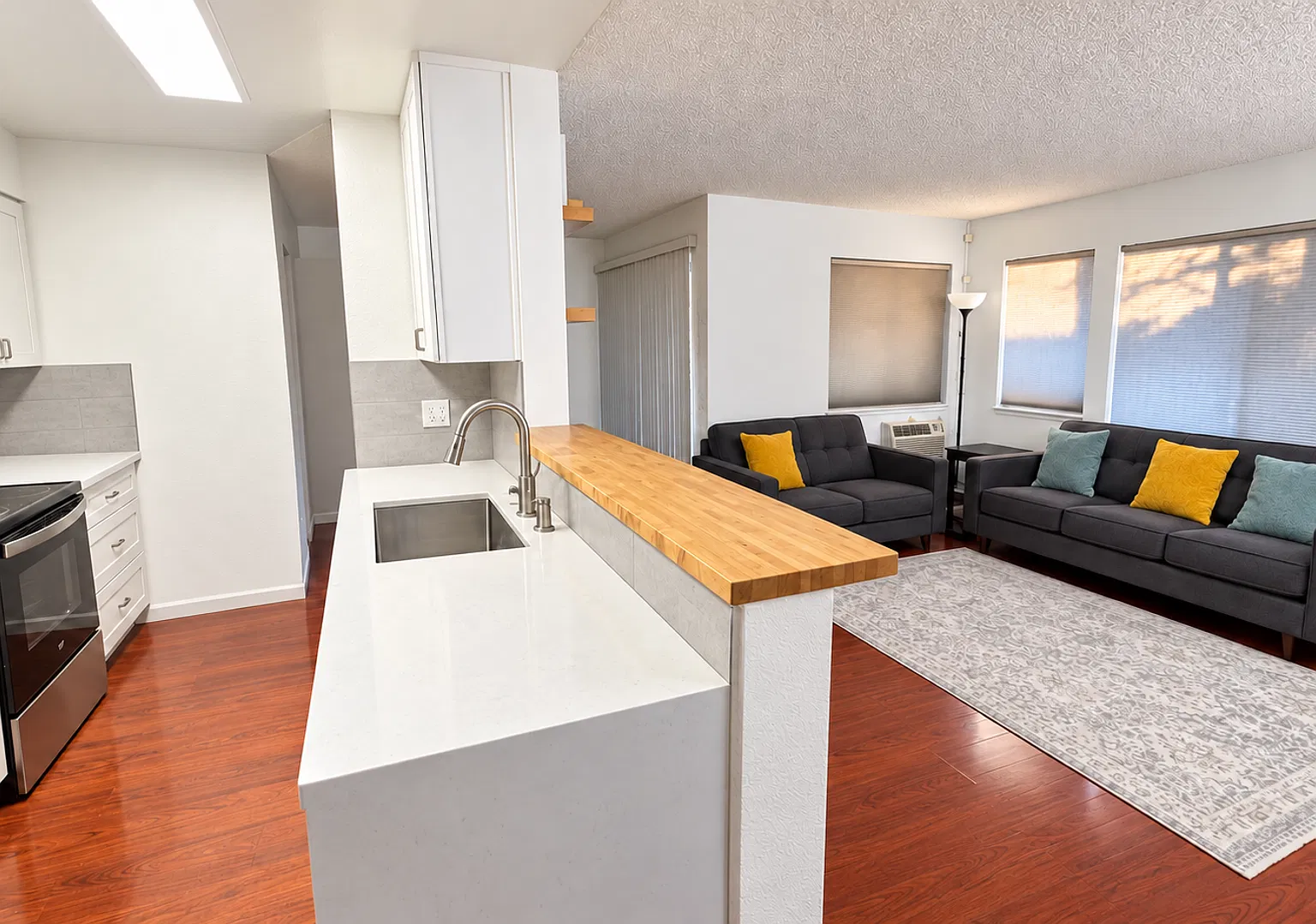Modern 2BR/2BA End-Unit in Monte Merano | 2 Parking Spaces | Updated Kitchen & Baths | Community ... — Photo 2