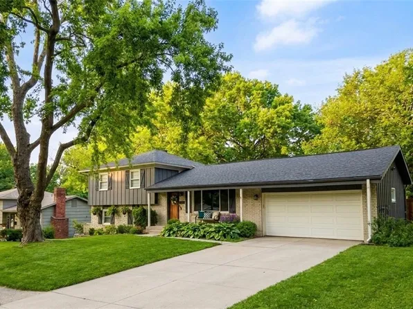 8133 W 93rd St, Overland Park, KS 66212