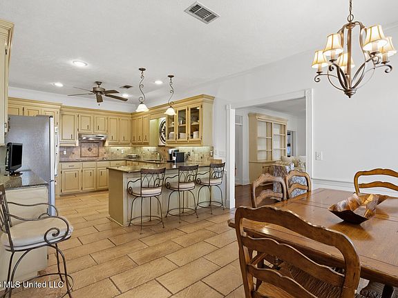 3rd image of 120 Eastpointe Cir