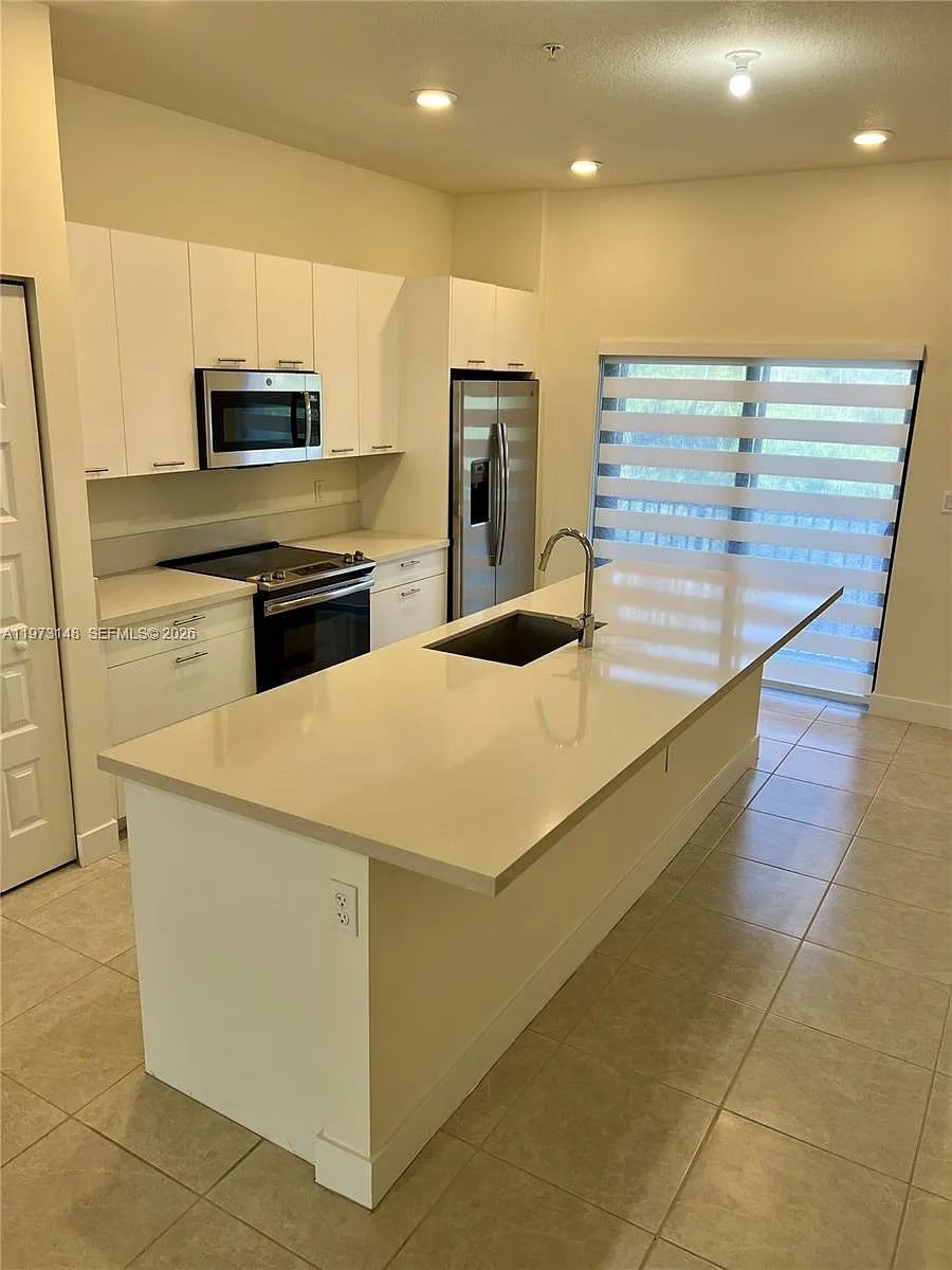 Building Photo - 8031 NW 104th Ave #22