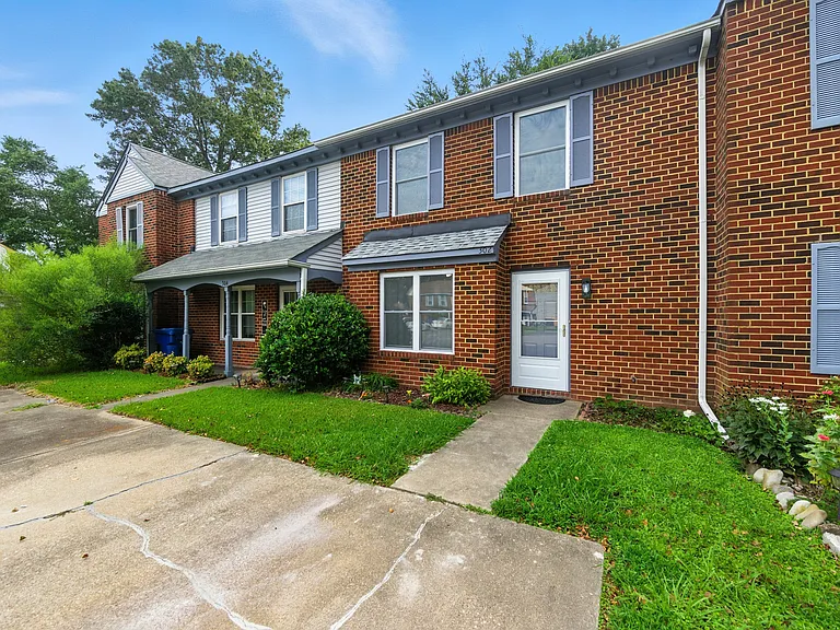 302 Seeman Ct — Photo 3