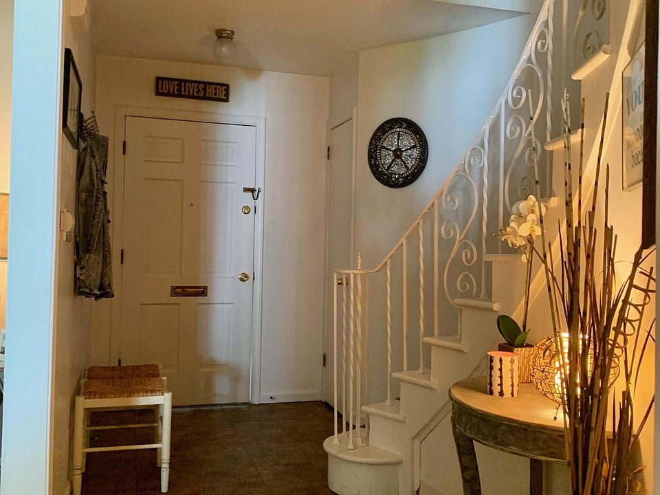 1st image of 7 Meadowlawn Dr Unit 2
