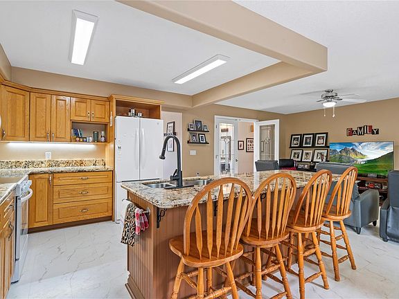 5th image of 1072 Roberton Blvd