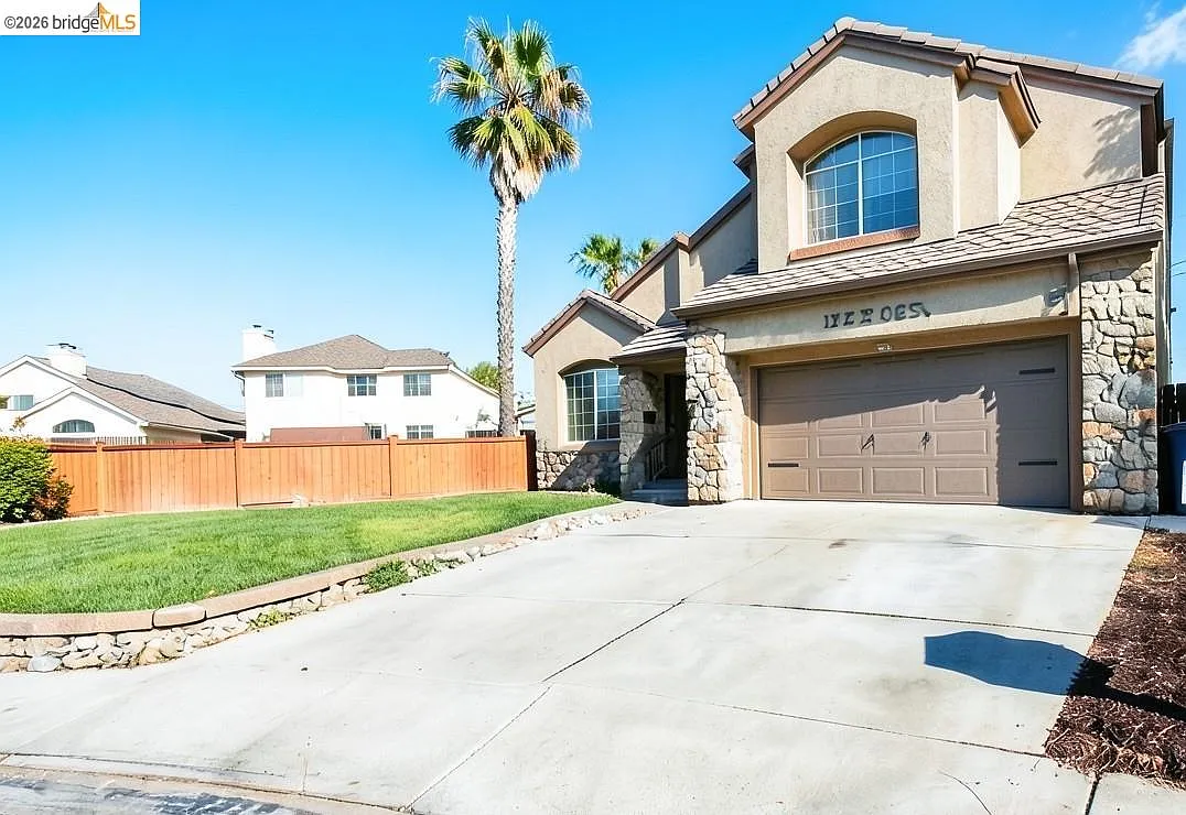 3 bed, 2.5 bath, 2368 sqft, $3,695 — Photo 2
