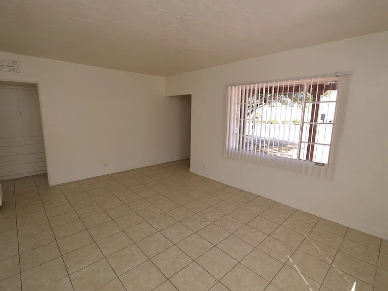 2425 N Los Altos Ave — Photo 4