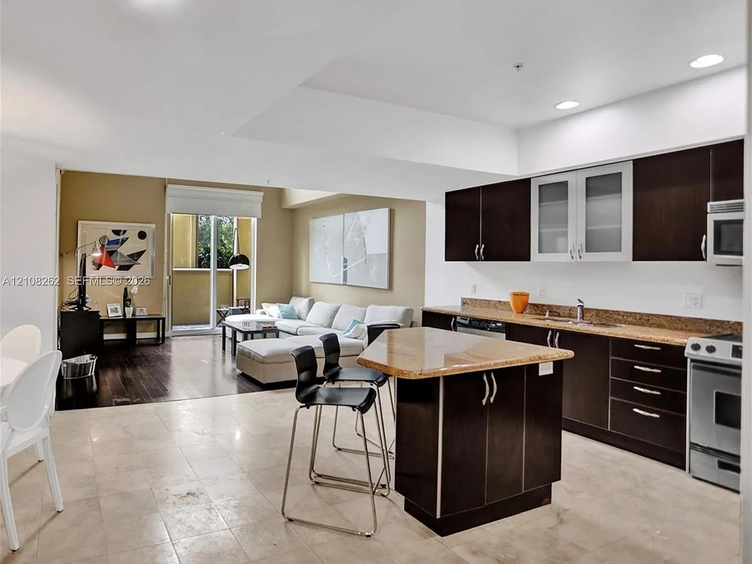 Duo Condominium East — Photo 3