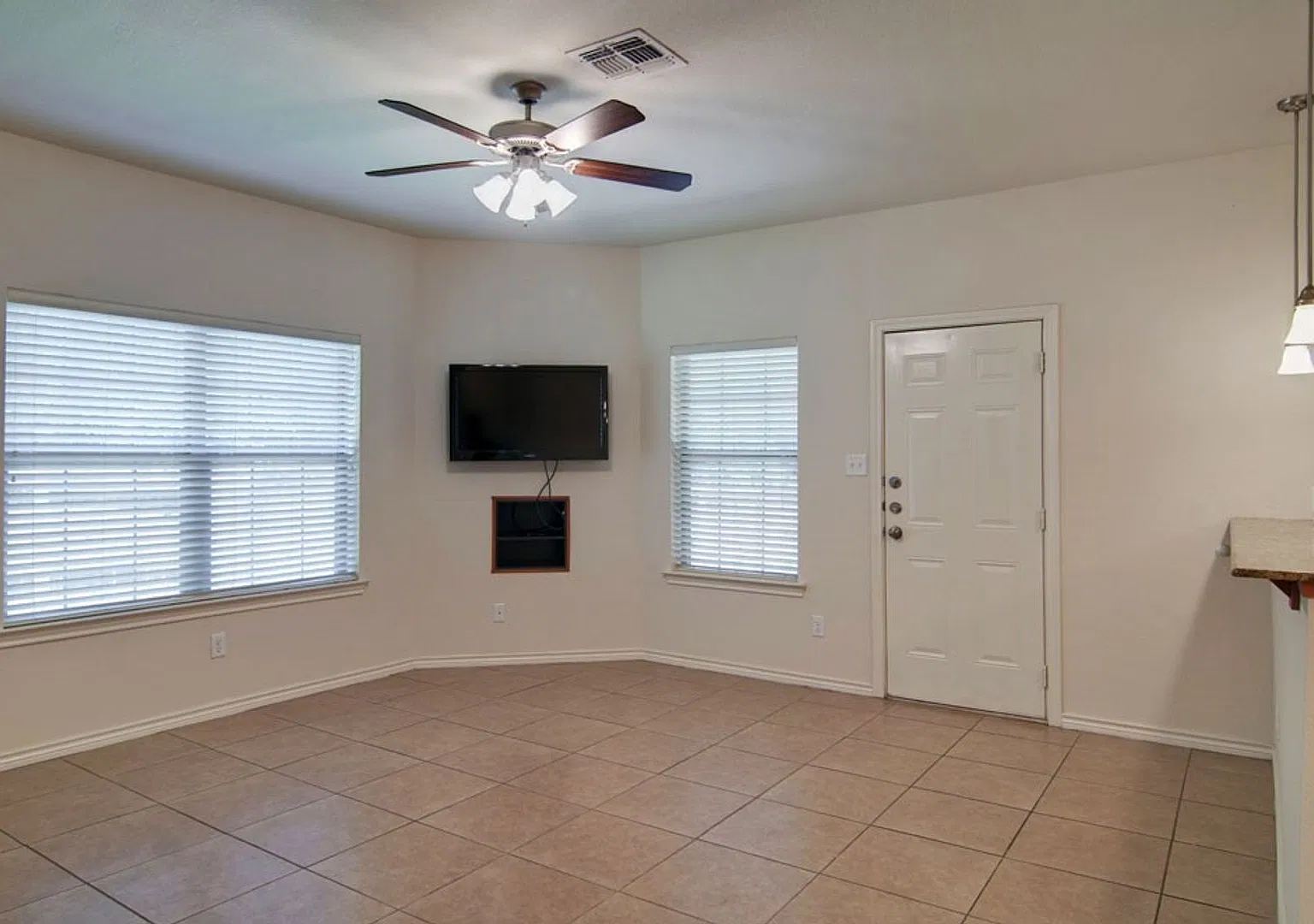 August Pre-Lease 2027 Fantastic 3 Bed/3 Bath Duplex In Aggies Acres! — Photo 4