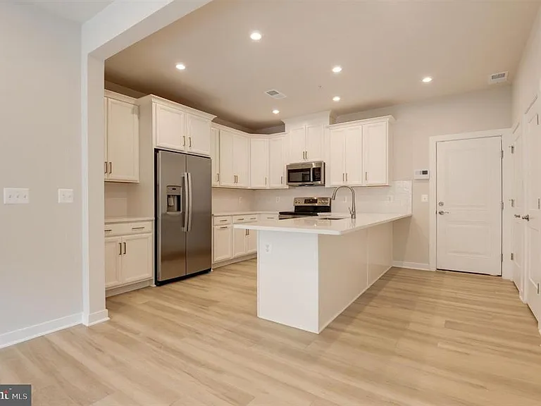 43798 Middleway Ter — Photo 1
