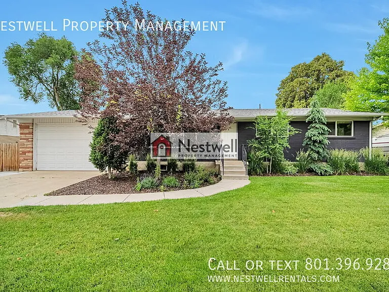1335 E Maplewood Dr — Photo 1