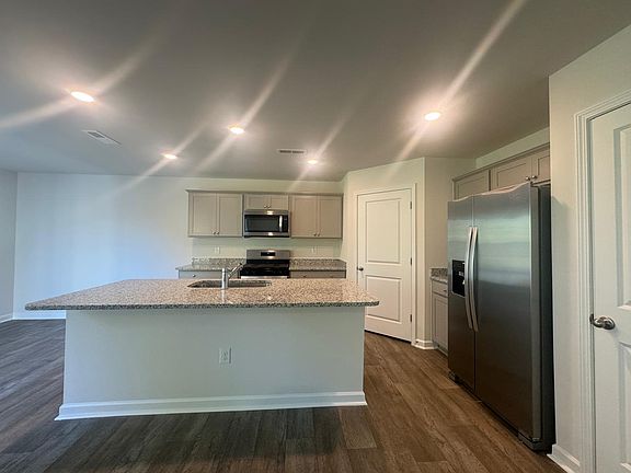 4th image of 210 Palm Dr