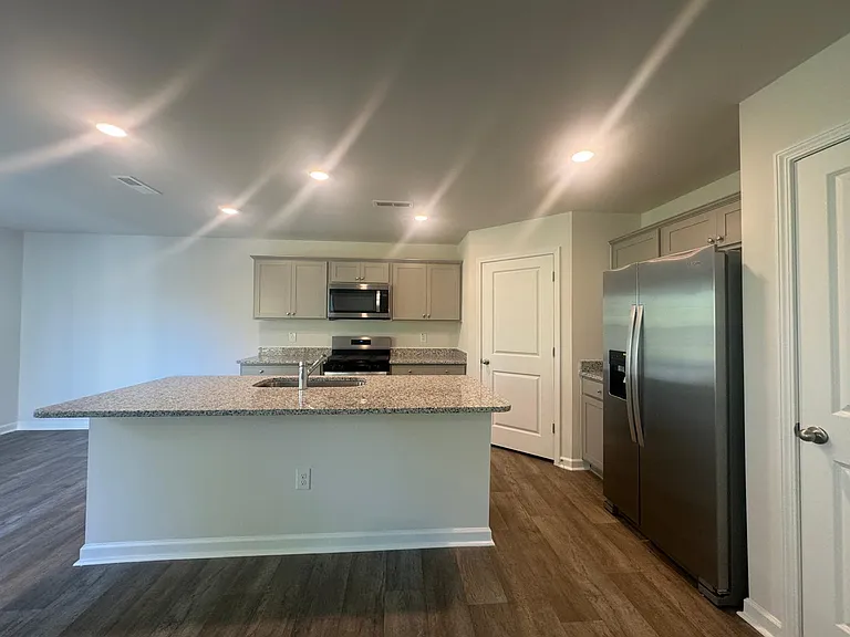 210 Palm Dr — Photo 4