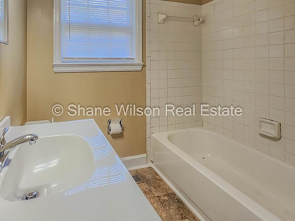 3rd image of 1005 Mountain View Dr