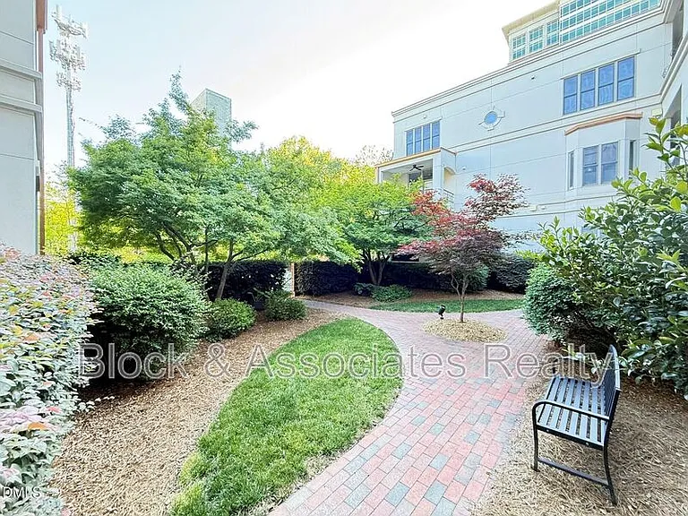 210 E Davie St — Photo 31