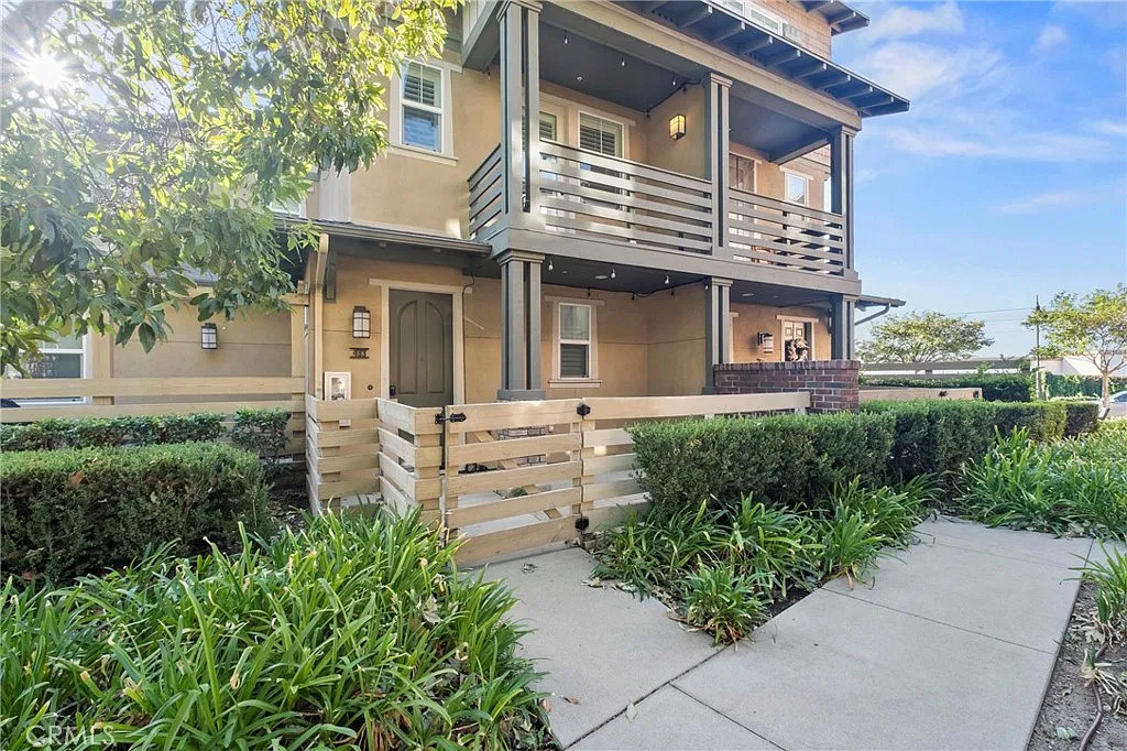 3 bed, 1380 sqft, $3,195 — Photo 1