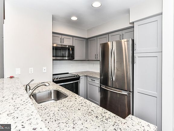 5th image of 2801F S Woodrow St #1