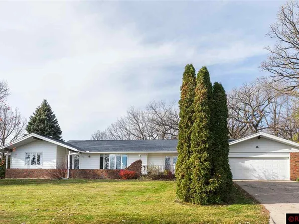 240 Lakeshore Dr, Lake Crystal, MN 56055