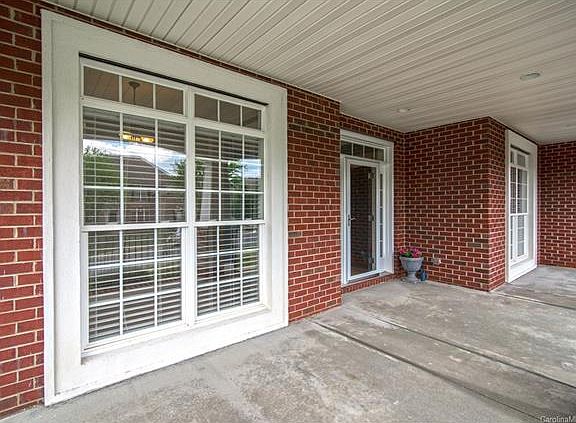2nd image of 807 Carisbrooke Ln