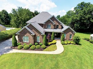 222 Blankenbaker Ln, Indian Hills, KY 40207
