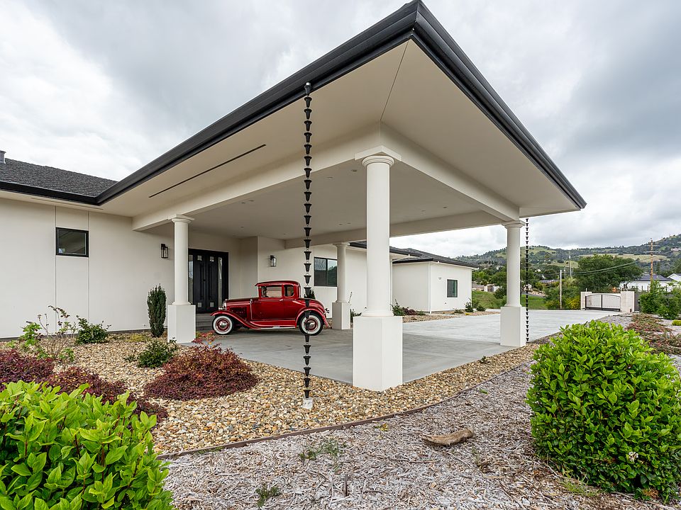 Covered Driveway Entry