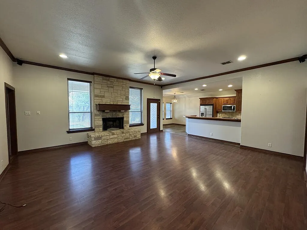 3 bed, 2.0 bath, 1923 sqft, $2,900 — Photo 2