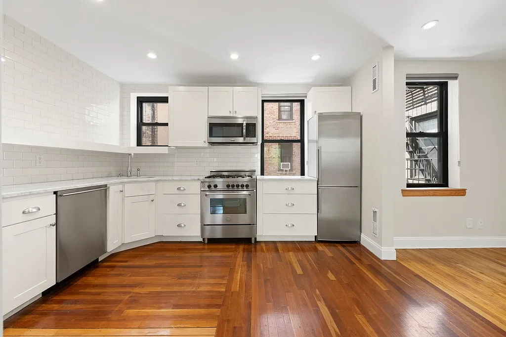 Building Photo - 305 W 18th St #2J