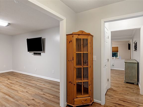 4th image of 1014 E Queen St