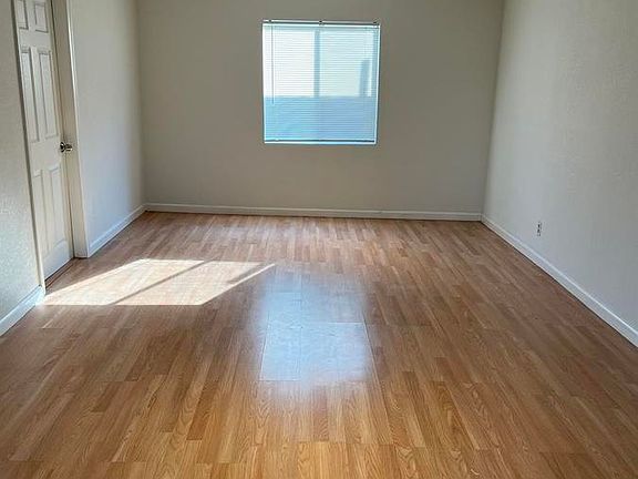 5th image of 3026 Division St