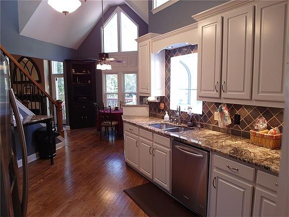 4th image of 3765 Upland Dr