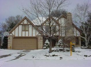 55 Pineview Dr, Troy, MI 48085