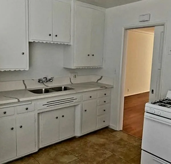 1332 1/2 S Mansfield Ave — Photo 2