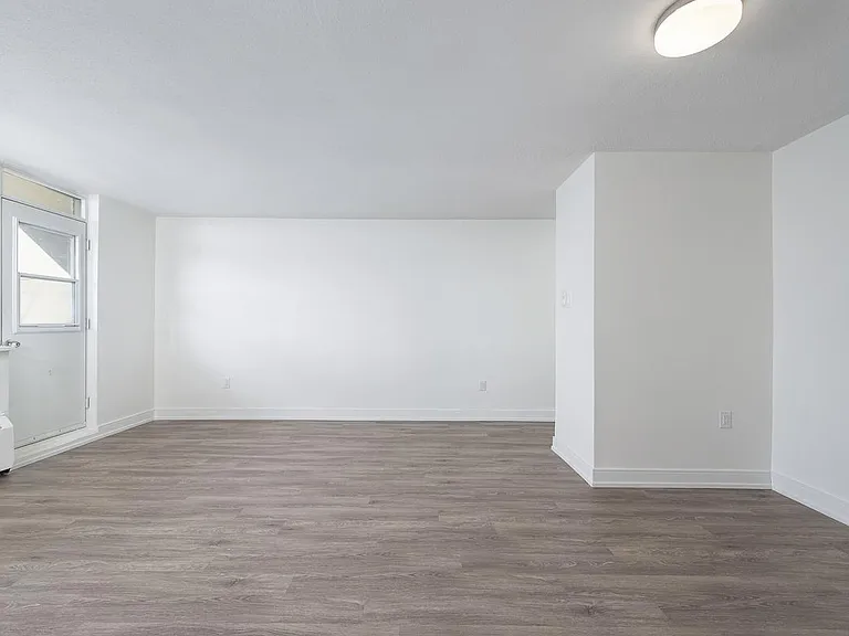 120 Dundas St E — Photo 24