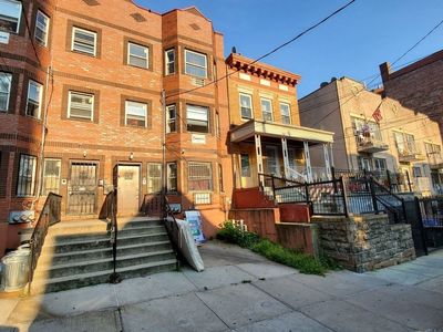 916 Summit Ave, Bronx, NY, 10452