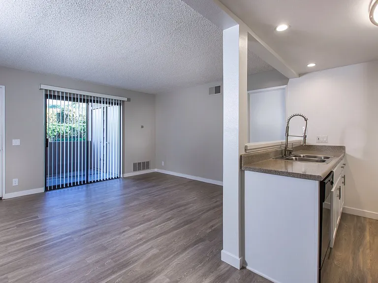 Pacific Pointe Apartments — Photo 14